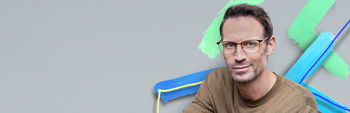 Zu sehen ist ein Mann mit einer Brille von Abele Optik aus Metall.